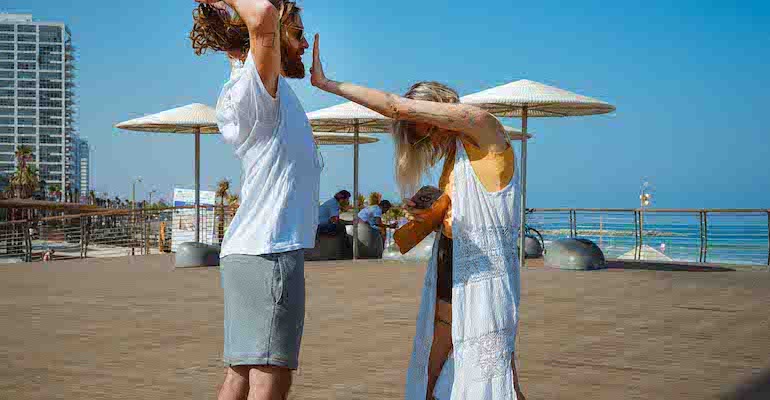 start conversation on dating app